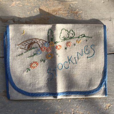 【日本発送】B-055　イギリスアンティークリネンケース　手刺繍リネンSTOCKINGストッキングケース　