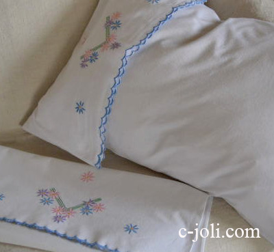 【日本発送】B-972　イギリスアンティークピローケース2枚　手刺繍コットン