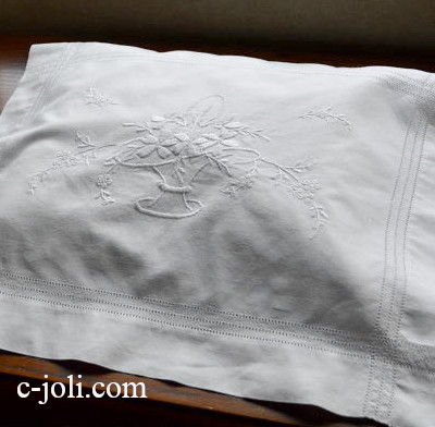 【日本発送】B-982　イギリスアンティークコットンランジェリーケース/パジャマケース　手刺繍コットン