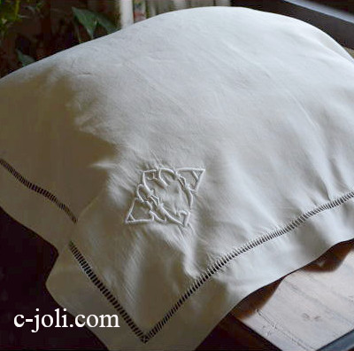 【日本発送】B1092　フランスアンティークリネンクッションケース/ピローケース　手刺繍モノグラム　生成り