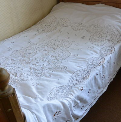 B1290　フランスアンティークリネンベッドスプレッド/ベッドカバー　天使柄カットワーク手刺繍リネン＆クロシェレース 239x180cm