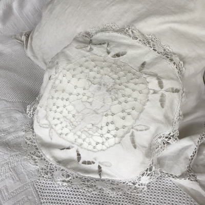 B1455　フランスアンティークピローケース/クッションケース　カットワーク手刺繍コットンローン＆ボビンレース 直径32.5cm