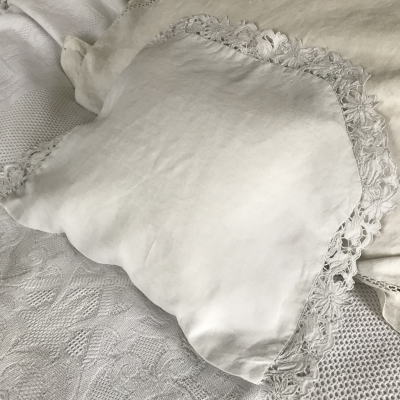 B1474　フランスアンティークベビーピローケース/ミニクッションケース　カットワーク手刺繍リネン 52x39cm
