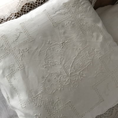 B1503 フランスアンティークピローケース/クッションケース　手刺繍リネン＆ドロンワーク＆ボビンレース 81x77cm