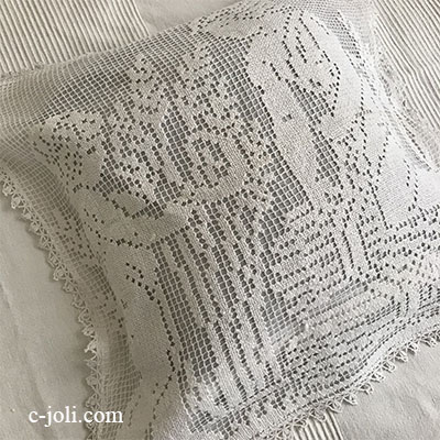 【パリ発送】B1524 フランスアンティークレースピローケース/クッションケース　天使柄ハンドワークフィレレース＆綿ローン 52x50cm