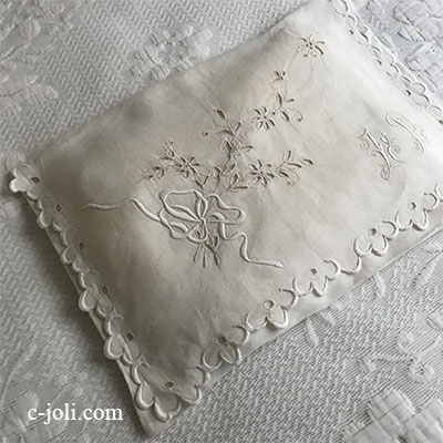 【パリ発送】B1538 フランスアンティークリネンランジェリーケース/ナイトドレスケース　カットワーク手刺繍リネン＆手刺繍モノグラム 42x29cm