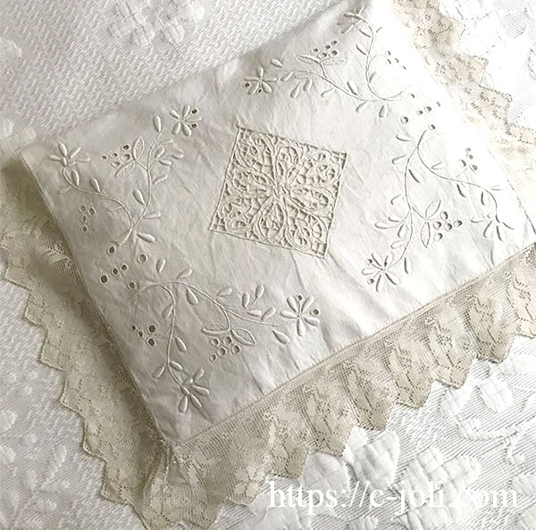 【パリ発送】B1539 フランスアンティークリネンランジェリーケース/ナイトドレスケース　カットワーク手刺繍リネン＆フィレレース 49x36cm