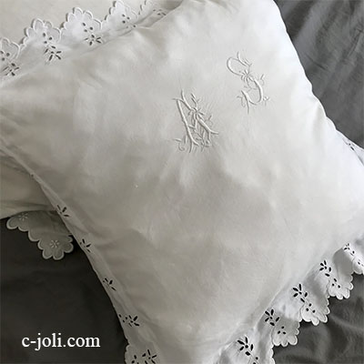 【パリ発送】B1548 フランスアンティークコットンピローケース/クッションカバー　カットワーク手刺繍コットン＆手刺繍モノグラム 73x76cm