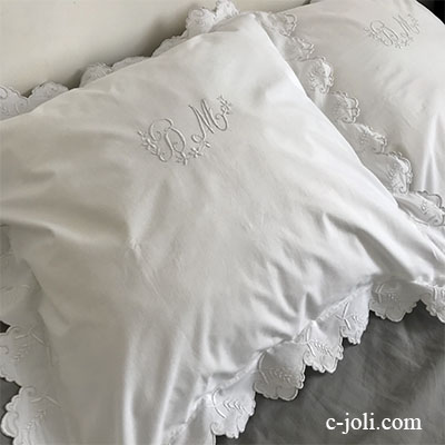 【パリ発送】B1550 フランスアンティークコットンピローケース/クッションカバー2枚　手刺繍モノグラム＆ホワイトワークコットン 76x75cm