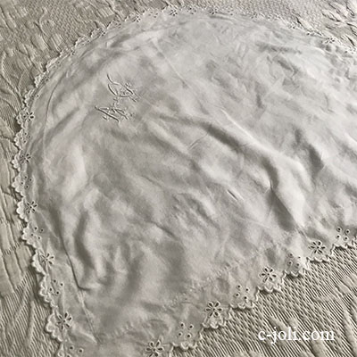 【パリ発送】B1560 フランスアンティークリネンベビーピローケース/ミニクッションケース　手刺繍モノグラム＆カットワーク手刺繍リネン 52x47cm