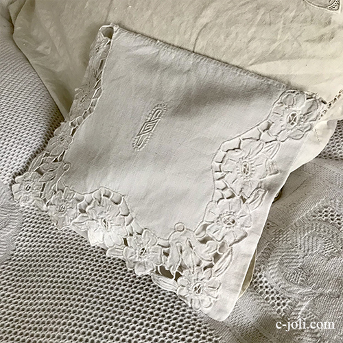 B1582 フランスアンティークリネンランジェリーケース/ナイトドレスケース　手刺繍モノグラム＆カットワーク手刺繍リネン 31x25cm