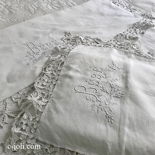 【パリ発送】B1597 フランスアンティークリネンベビーシーツ＆ピローケースペア　リシュリュー手刺繍＆手刺繍モノグラムリネン