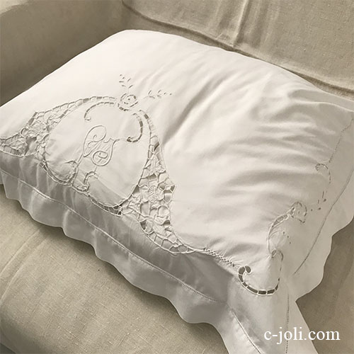 【パリ発送】B1604 フランスアンティークコットンピローケース/クッションカバー　カットワーク手刺繍モノグラムコットン 76x60cm