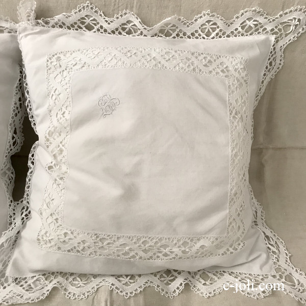 【パリ発送】B1607 フランスアンティークコットンピローケース/クッションカバー　手刺繍モノグラムコットン＆ボビンレース 72x71cm