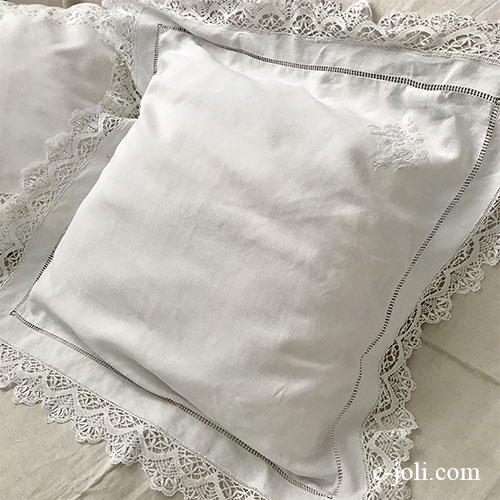 【パリ発送】B1608 フランスアンティークリネンピローケース/クッションカバー　手刺繍モノグラムリネン＆ボビンレース 88x88cm