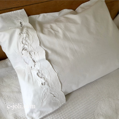 B1616 イギリスアンティークコットンピローケース/クッションカバー　カットワーク手刺繍コットン 65x46cm