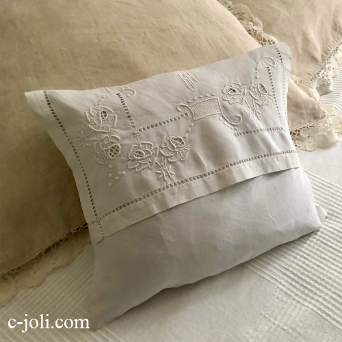 【パリ発送】B1631  フランスアンティークリネンランジェリーケース/ナイトドレスケース　ローズ柄手刺繍＆モノグラムリネン 39x27.5cm
