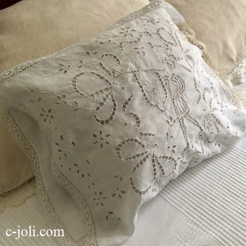 【パリ発送】B1633  フランスアンティーク綿ローンピローケース/クッションケース　カットワーク手刺繍＆ボビンレース 56x41cm