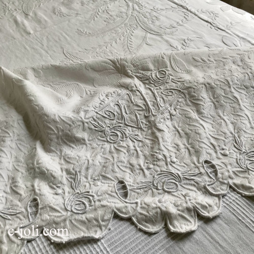 【パリ発送】B1639 フランスアンティークキルト/ベッドカバー/ピケ・ドゥ・マルセイユ　手刺繍コットンフレンチキルト250x220cm