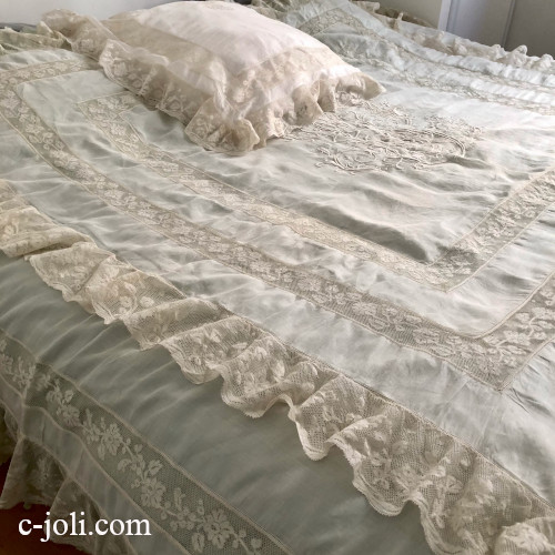 【パリ発送】B1653 フランスアンティークベッドカバー＋ピローケース　19世紀モノグラム刺繍＆シルク＆ヴァランシエンヌレース 244x195cm