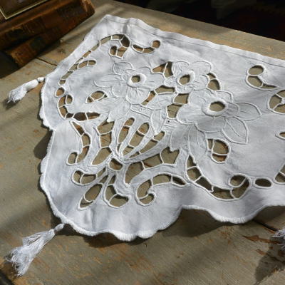 C-841　フランスアンティークリネン窓飾り（ブリーズビズ）/バランス 44cm カットワーク手刺繍リネン