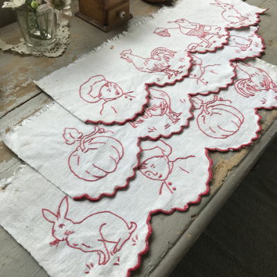 C-954　フランスアンティーク赤刺繍シェルフランナー3枚　手刺繍リネン