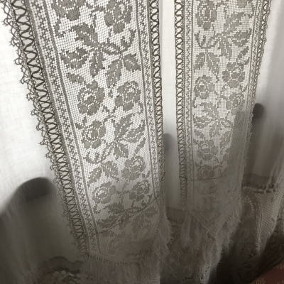 C-972　フランスアンティークレーススモールカーテン2枚　フリンジ付ローズ柄ハンドワークリネンフィレレースカーテン 1m27