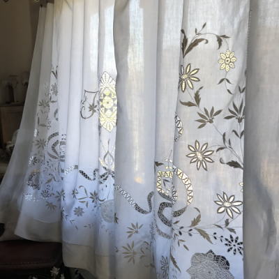 C-995 フランスアンティークリネンカーテン/カフェカーテン　ニードルポイントレース＆手刺繍モノグラムリネンカーテン 241x137cm