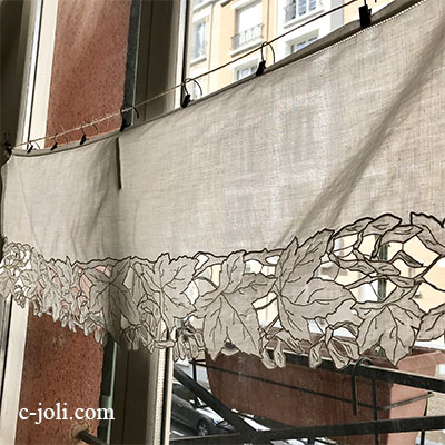 【パリ発送】C1082 フランスアンティークリネンカーテン/カフェカーテン　カットワーク手刺繍リネン 1m07
