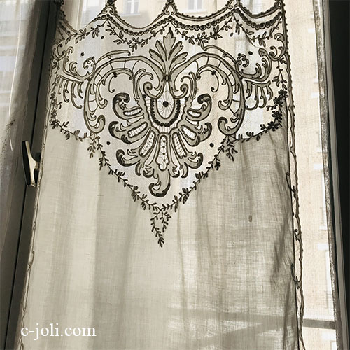 【パリ発送】C1138 フランスアンティーク刺繍＆レースカーテン　19世紀コーネリー刺繍コットン＆チュールレースカーテン 50x88cm