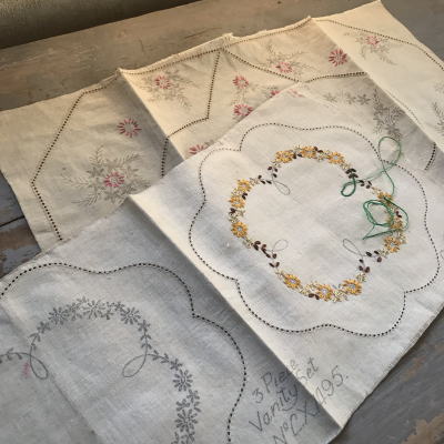 【日本発送】E-092　イギリスアンティークリネン　刺繍パターン2枚　ドイリー＆テーブルマット