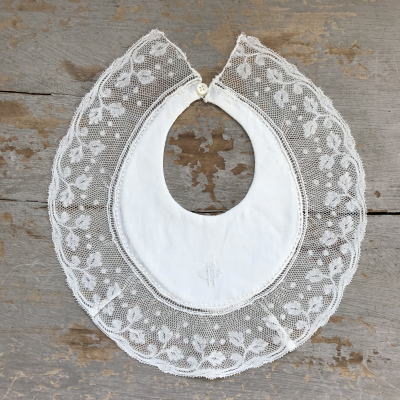 【日本発送】E-120　フランスアンティークベビースタイ　手刺繍モノグラム&コットンレース