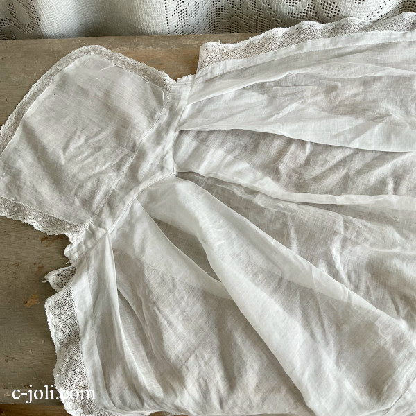 【日本発送】E-132 フランスアンティークリネン＆レースチャイルドエプロン　麻ローンハギレ 59cm