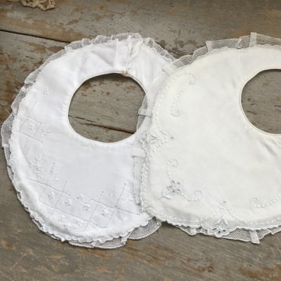 【日本発送】E-221　フレンチアンティークベビースタイ2枚　手刺繍コットン