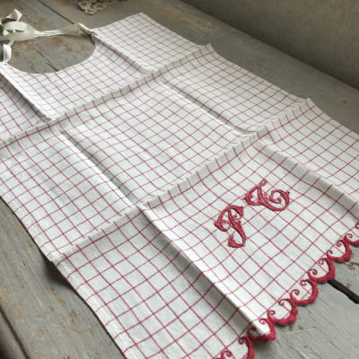 【日本発送】E-275　フランスアンティークリネンチャイルドエプロン　手刺繍モノグラムリネン　レッド