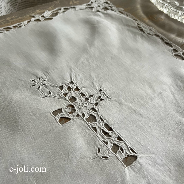 【日本発送】E-351　フランスアンティークハンカチ　カットワーク手刺繍リネンハンカチ