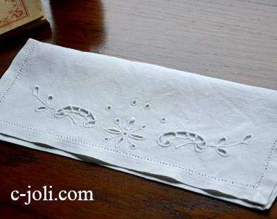 【日本発送】E-367　フランスアンティークリネンテーブルナプキンケース　カットワーク手刺繍リネン