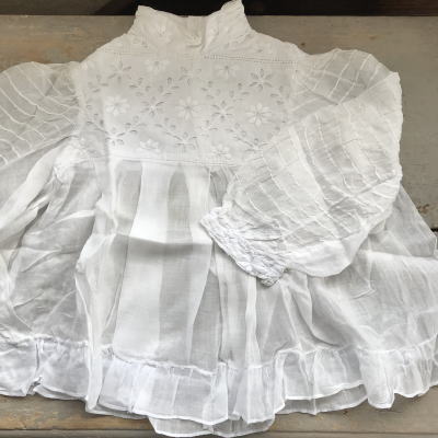 【日本発送】E-396 フランスアンティークチャイルドブラウス　綿ローン手刺繍ブラウス　子供用