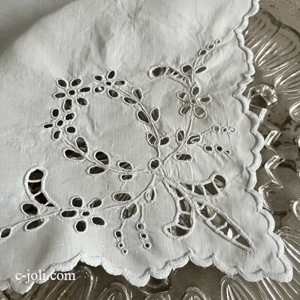 【日本発送】E-437　フランスアンティークリネンハンカチ　カットワーク手刺繍リネンクロス 35x32cm