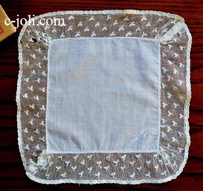 【日本発送】E-472　フランスアンティークレースハンカチ　手刺繍ネーム入り綿ローン＆リネンチュールレース 25x25cm