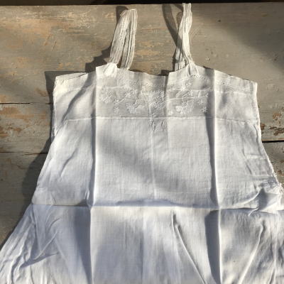 【日本発送】E-513　フランスアンティークベビードレス/ドールドール　チュールレース＆手刺繍モノグラムローン 56cm