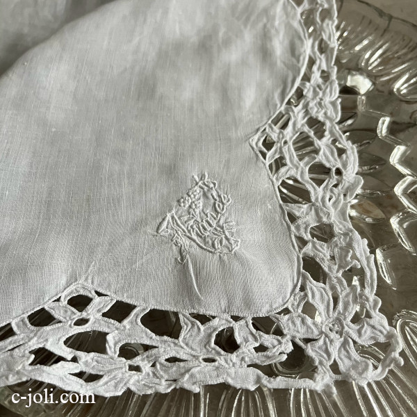 【日本発送】E-552　フランスアンティークレースハンカチ　カットワーク手刺繍＆麻ローンハンカチ