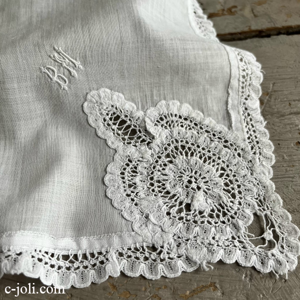 【日本発送】E-554　フランスアンティークレースハンカチ　手刺繍モノグラム＆綿ローンハンカチ