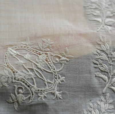 E-561　フランスアンティークリネンハンカチ　19世紀ホワイトワーク手刺繍ローン＆ボビンレース 37x37cm