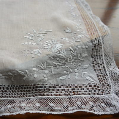 【日本発送】E-578　フランスアンティークリコットンローンハンカチ　19世紀末頃ホワイトワーク手刺繍綿ローン＆レース 51x49cm