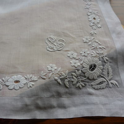 【日本発送】E-579　フランスアンティークリネンローンハンカチ　19世紀ホワイトワーク手刺繍麻ローン 43x42.5cm
