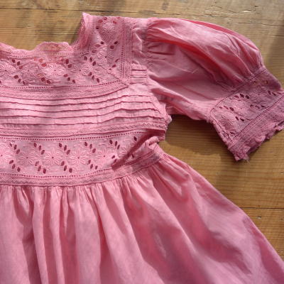 【日本発送】E-587　フランスアンティークベビードレス　手刺繍コットン　ピンク 52cm