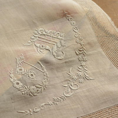E-588 フランスアンティークハンカチ 19世紀ホワイトワーク手刺繍 