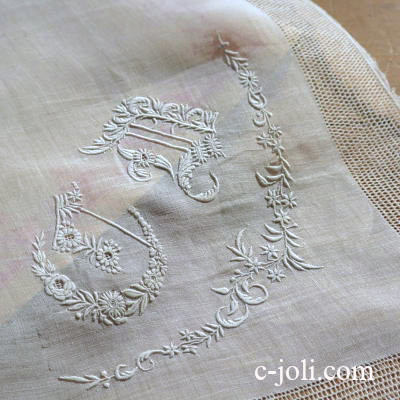 【日本発送】E-588　フランスアンティークハンカチ　19世紀ホワイトワーク手刺繍リネンハンカチ 37x35.5cm
