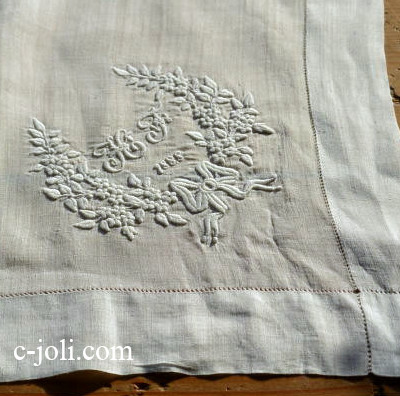 【日本発送】E-589　フランスアンティークハンカチ　19世紀ホワイトワーク手刺繍リネンハンカチ 46x45cm